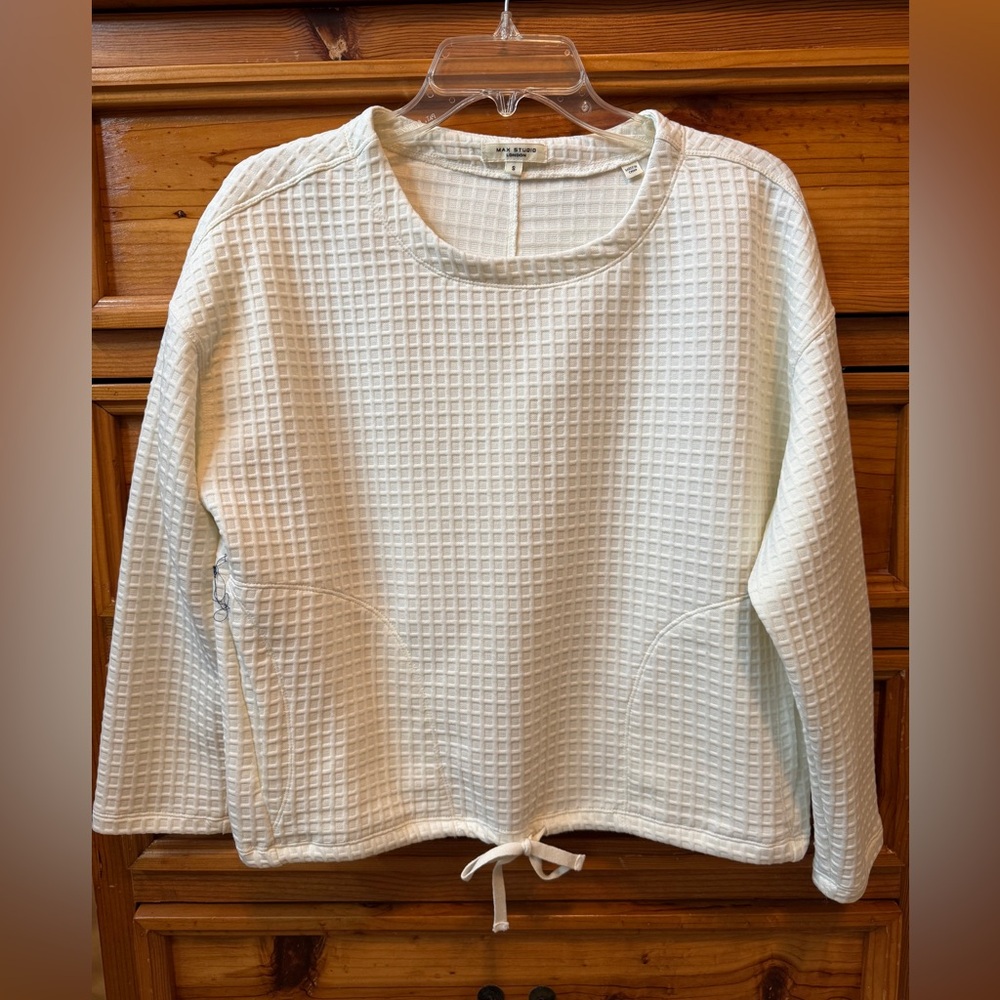 Max Studio White Textured Top. Pockets. Sz S. Oversized